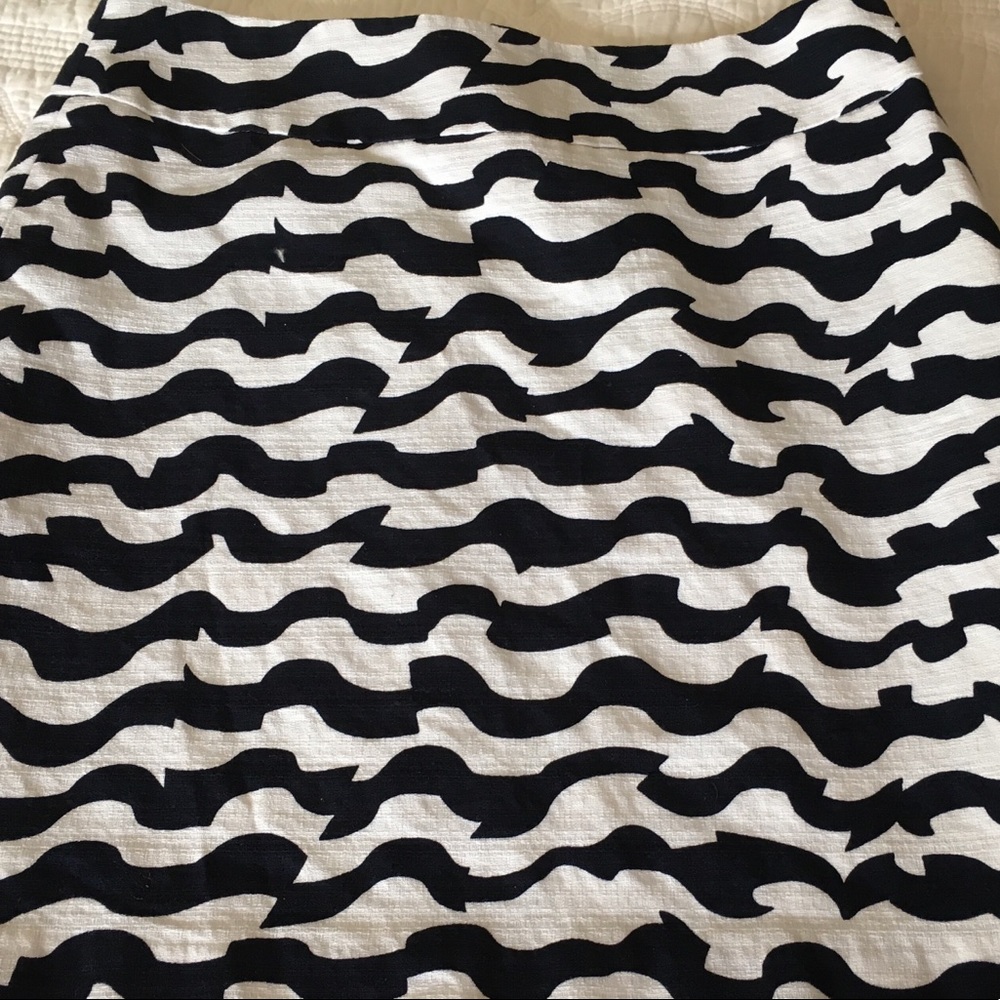 Ann Taylor Outlet Navy White Print Skirt Size 2